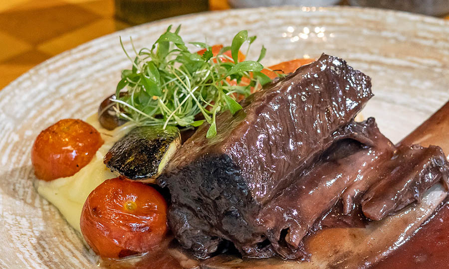 Asado de tira en cocci�n lenta con pur� - Caf� Med Marriott