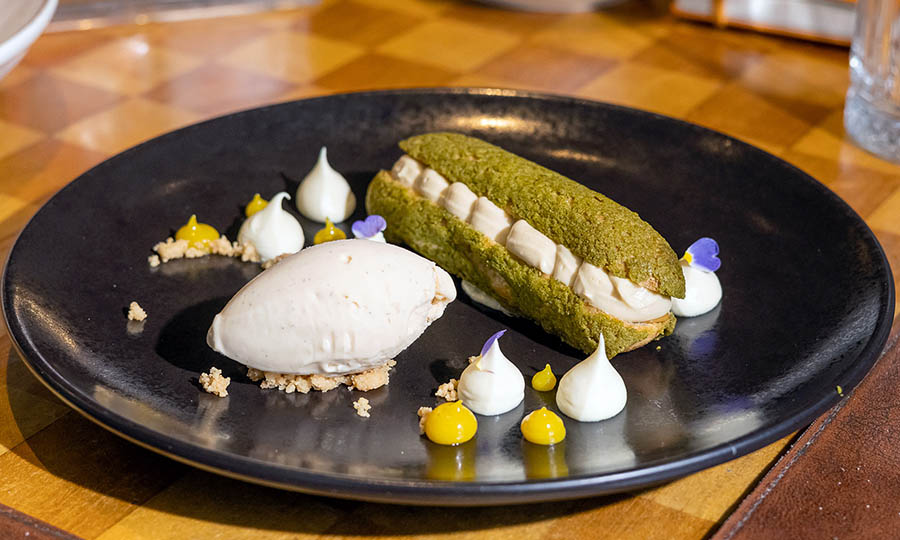 Eclair de pistacho y helado