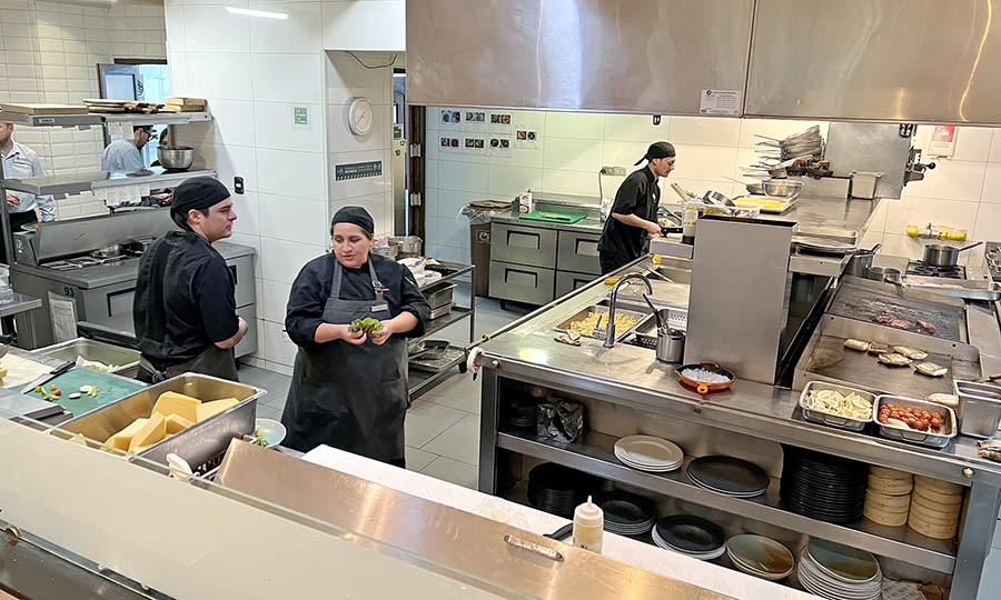 La cocina a la vista de Caf� Med - Caf� Med Marriott