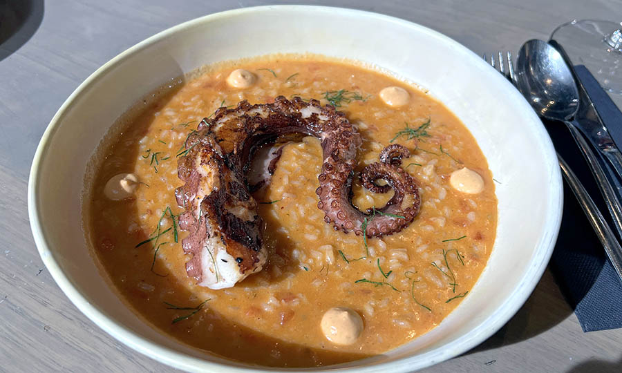 Sublime Tent�culo de pulpo a la parrilla con arroz cremoso de tomate - Montenegro