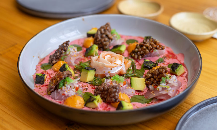 Tiradito omakase, de corvina, betarraga y acevichada