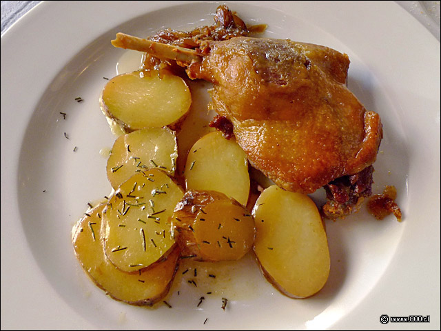 Confit canard con papas confitadas - Baco Vino y Bistro