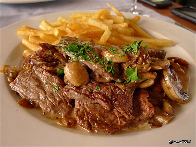 Goulash tradicional con papas fritas - Baco Vino y Bistro