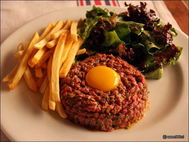 El icnico steak tartar con huevo de Baco - Baco Vino y Bistro