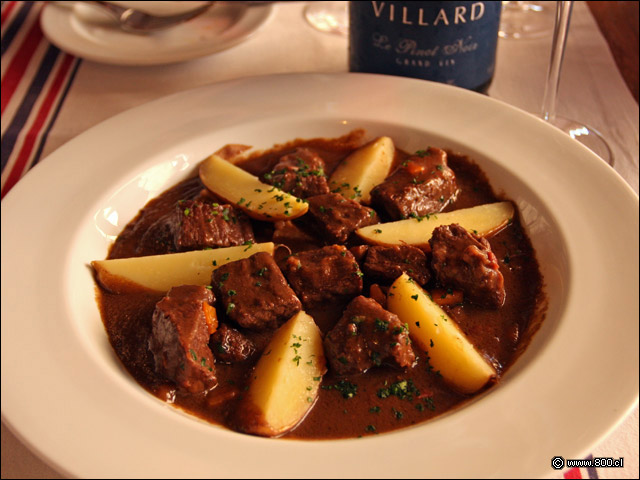 Clsico beef bourguignon y papas confitadas - Baco Vino y Bistro