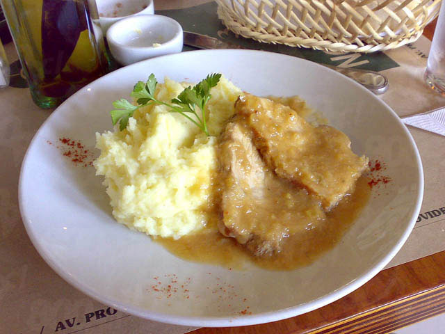 Lomo de cerdo con salsa de manzana y pur rstico - Normandie Restaurant