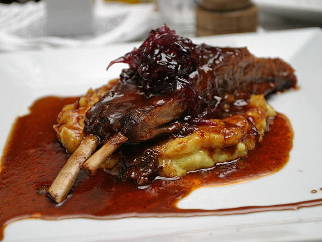 Costillas de jabal al oporto con pur de papas topinambur - Moloko - Tobalaba