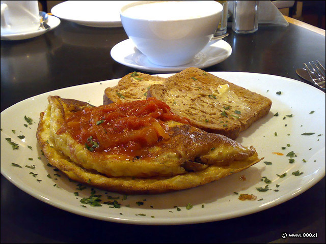 Omelette de championes, tomate y tocino con tostadas