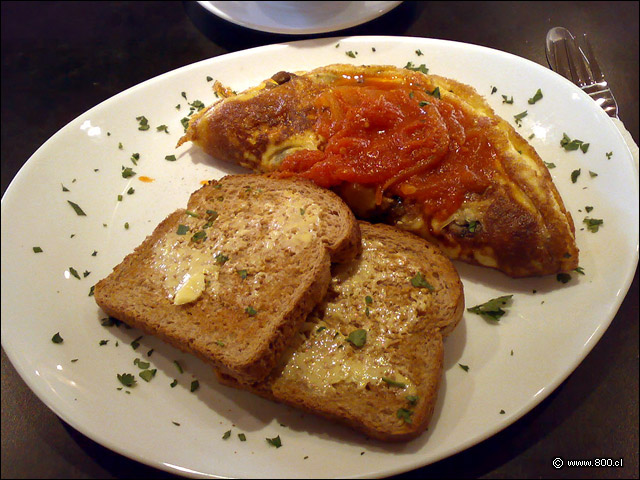 Omelette de championes, tomate y tocino con tostadas
