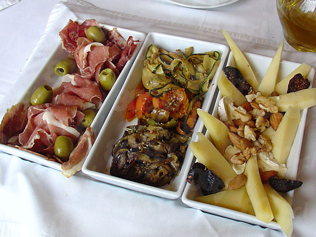 Antipasto Domncia, con seleccin de quesos y fiambre - Domenica Pastas