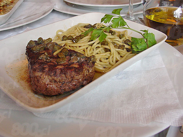 Filete en salsa de alcaparras con cuerdas de guitarra