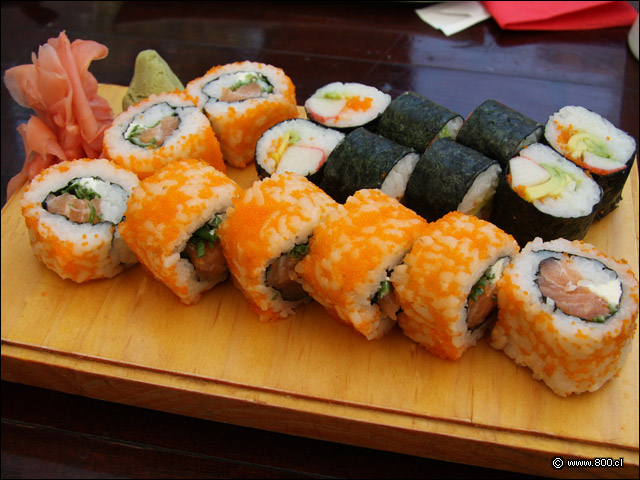 California rolls de salmn y queso crema envuelto en masago - Tomodashi Go