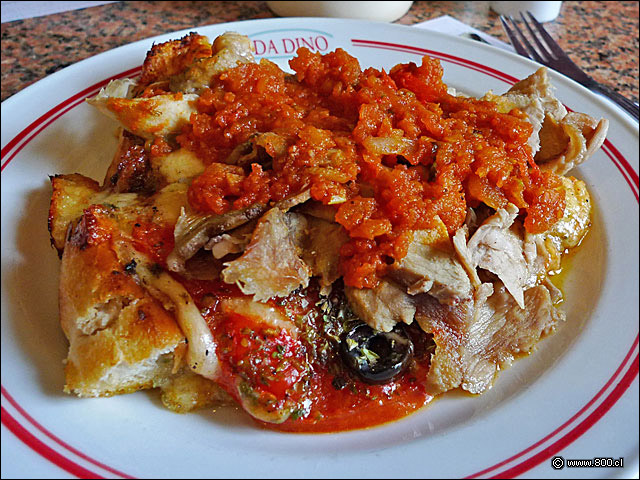 Pizza de aceitunas, lomito y tomate triturado