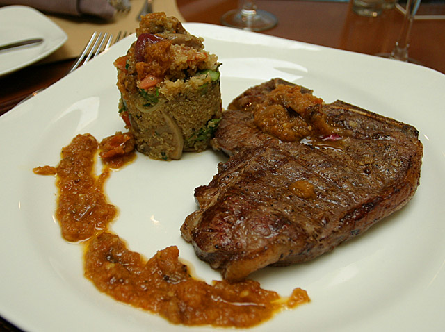 Entrecot a la Grilla con Quinoa a los Vegetales y Salsa Guajillo