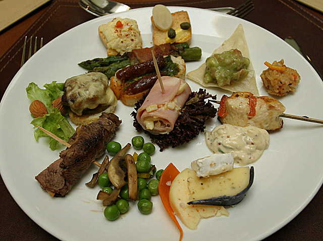 Seleccin de brochetas del buffet diario