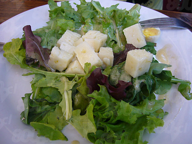 Ensalada de hojas verdes con queso de cabra y un suave aderezo de hierbas - La Petite France