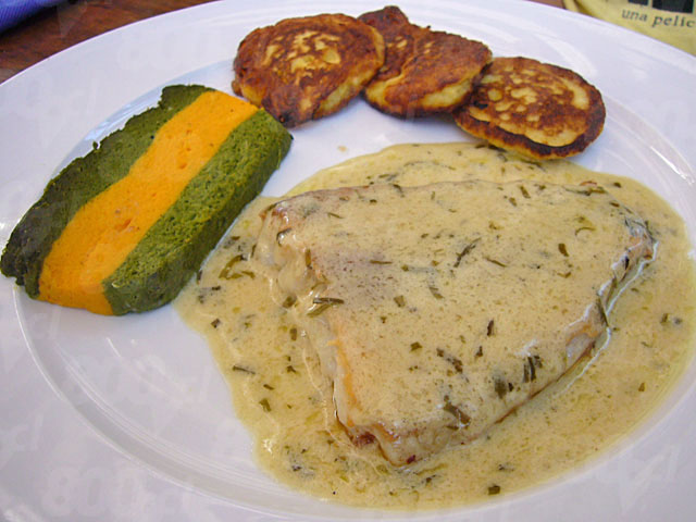 Corvinilla al estragn con terrine de verduras y blinis de choclo - La Petite France