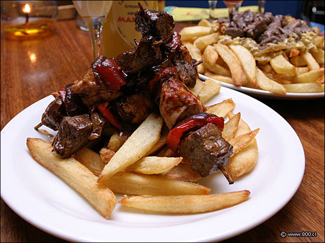 Brochetas mixtas con papas fritas