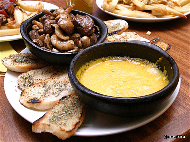 Fondue de queso con championes salteados - Aj Amarillo