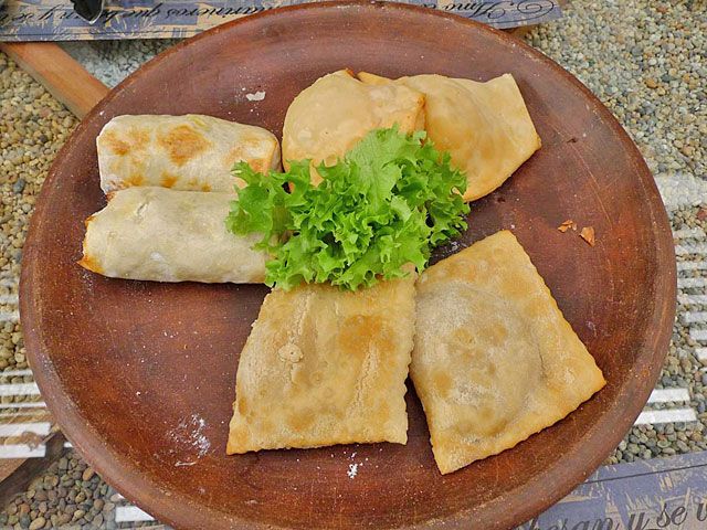 Empanaditas: Chupe de jaiba, humita y ostin, Capresse