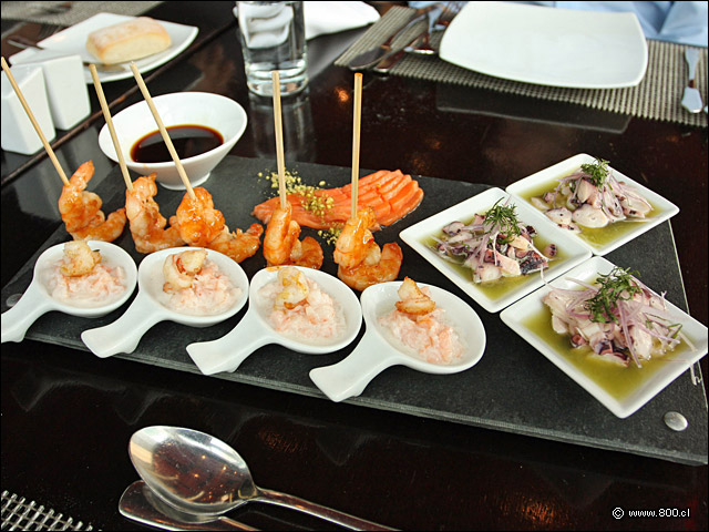 Plato de Sashimi de Trucha, Pulpo, Satay de Camarn y Ceviche de camarn - Oporto Steak Bar