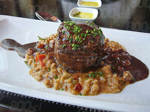 Filete de novillo grillado con guiso de mote con queso de cabra y salsa de oporto - Oporto Steak Bar