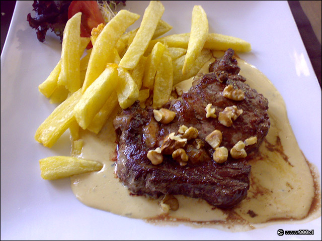 Lomo vetado con salsa roquefort y nueces, acompaado de papas fritas caseras.