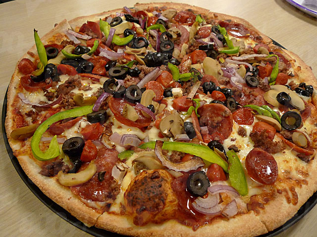 Pizza Suprema - Chuck E. Cheeses (La Dehesa)