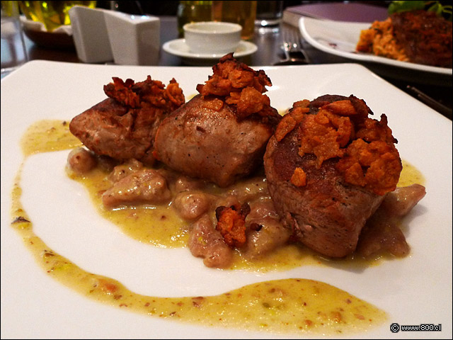  Filete de cerdo en costra de mostaza antigua y �oquis de betarraga a la piamontesa - Mediterr�neo (Restaurant del Hotel Atton)