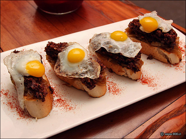 Tapa de Morcilla Cebolla y Huevo - Pata Negra