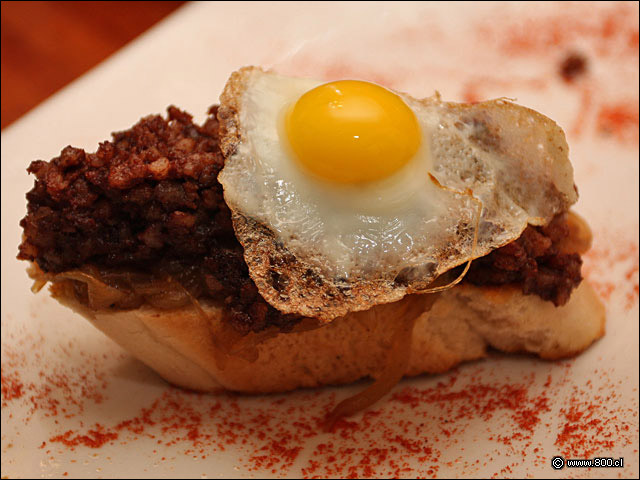 Detalle Tapa de Morcilla Cebolla y Huevo - Pata Negra