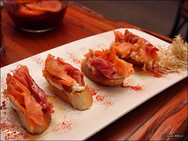 Tapa de Serrano, Salm�n Ahumado y Queso Crema - Pata Negra