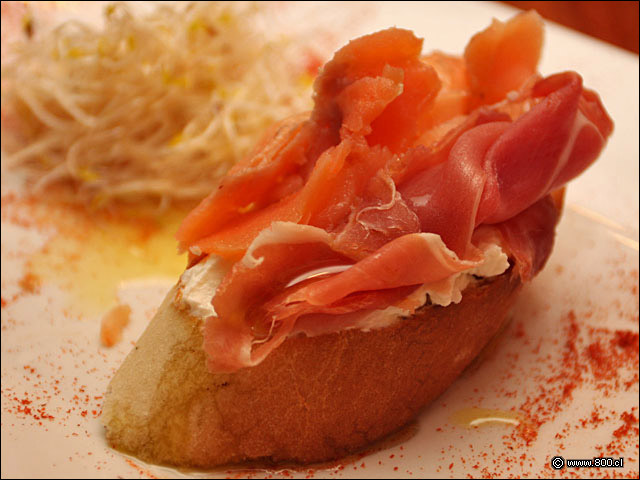 Detalle Tapa de Serrano, Salm�n Ahumado y Queso Crema - Pata Negra