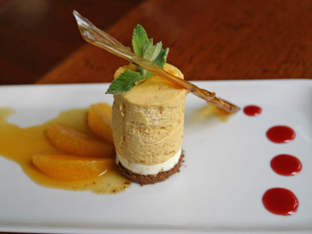 Torre de lcuma acompaada de un mousse de queso crema y naranjas caramelizadas - Cuerovaca