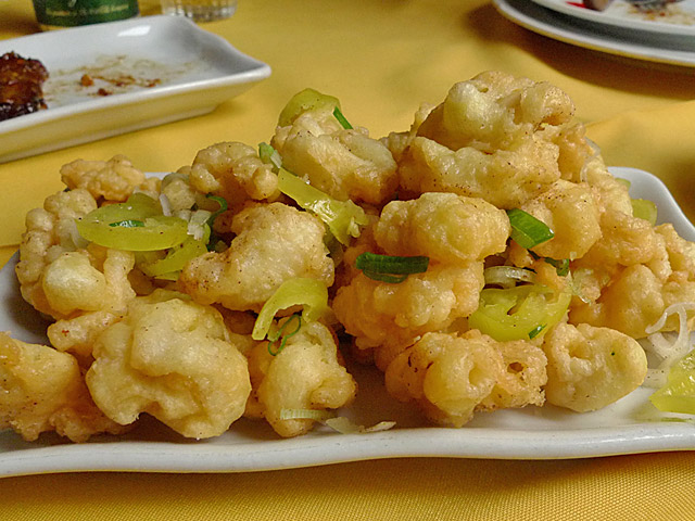 Calamares con sal picante en trozos fritos