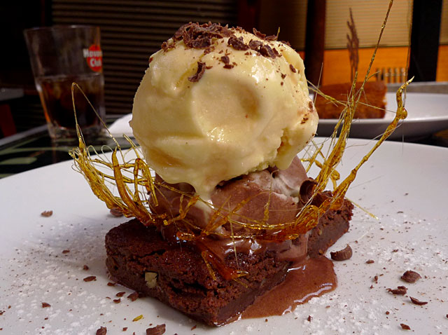 Brownie de Chocolate con Helado de Vainilla y Nutella - Santo Remedio