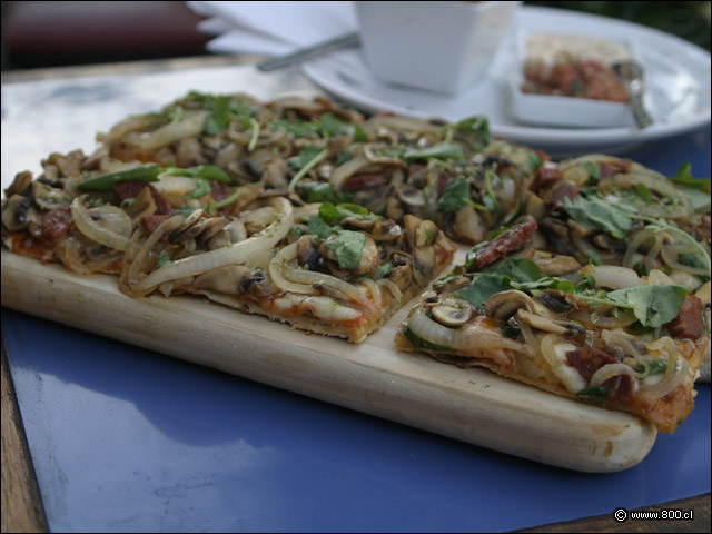 Pizza de cebolla, rcula, chmapioes y chorizo