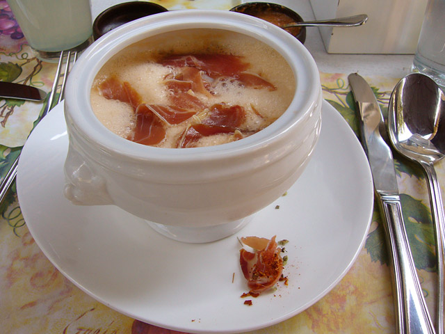 Sopa Fría de Melón Calameño y Jamón Serrano
