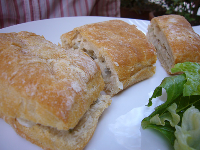 Ciabatta de Atn y Pepinillos - VOP Caf Bistr