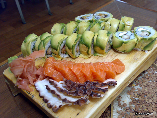 Sashimi de pulpo y salmn y rolls de palta