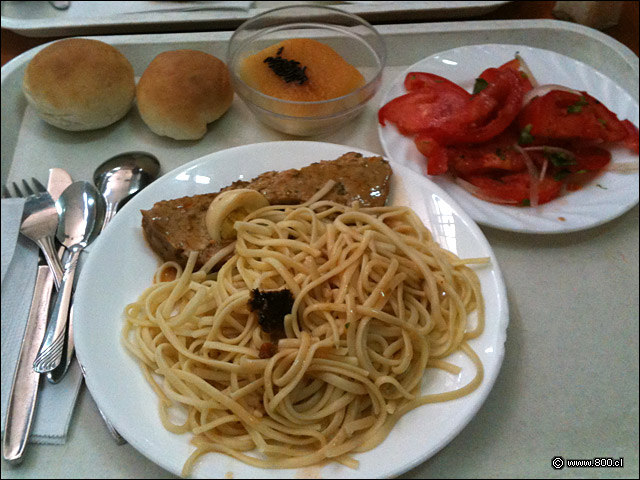 Asado Alemn con Tallarines, ensalada a la chilena, smola con leche - La Taguara