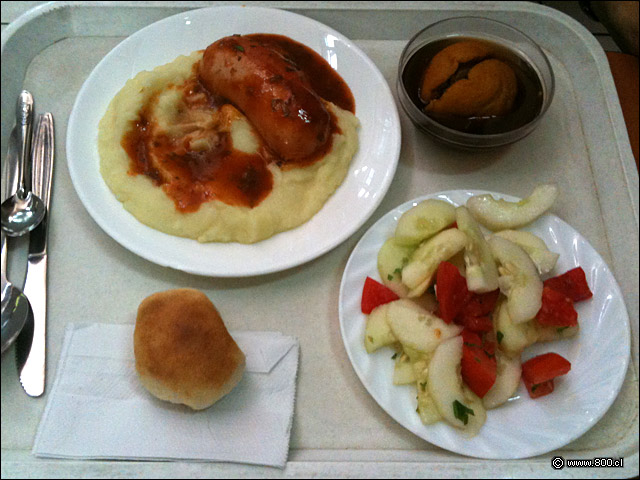 Gorda con Pur, pepinos y tomate, mote con huesillo - La Taguara