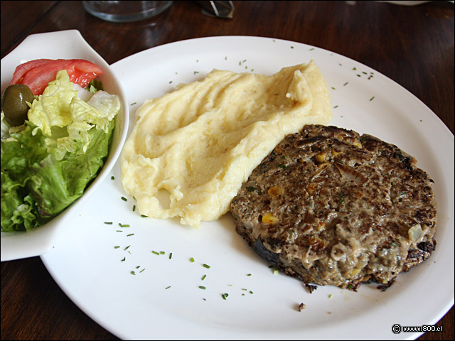 Hamburguesa casera con pur y ensalada - Peluquera Francesa Boulevard Lavaud