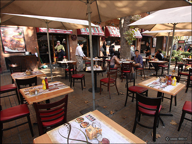 Terraza y fachada del restaurante Mamut de Providencia - Mamut - Providencia