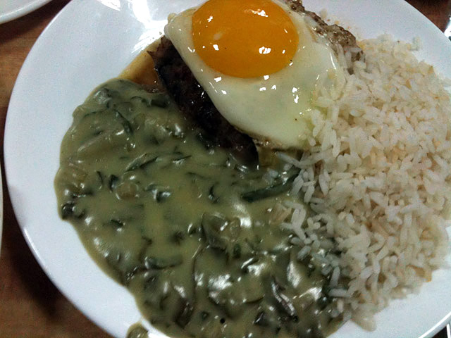 Men� de Almuerzo: Hamburguesa con huevo,  acelgas a la crema y arroz - Restaurant  Pavo Real (Providencia)