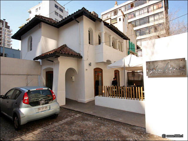 Estacionamiento y fachada lateral - AsiaLima