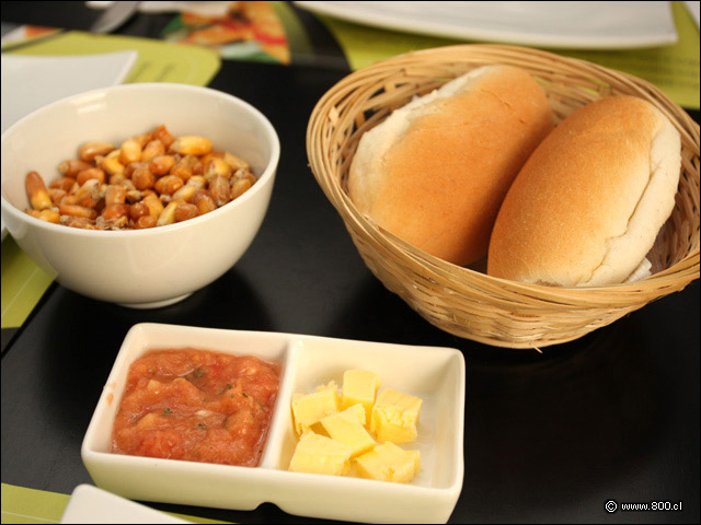 Postura de mesa; picoteo y pan - AsiaLima