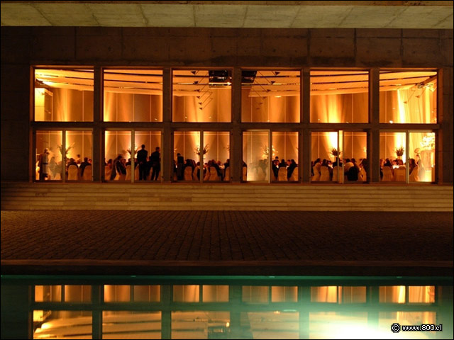 Fachada de noche - Espacio Riesco