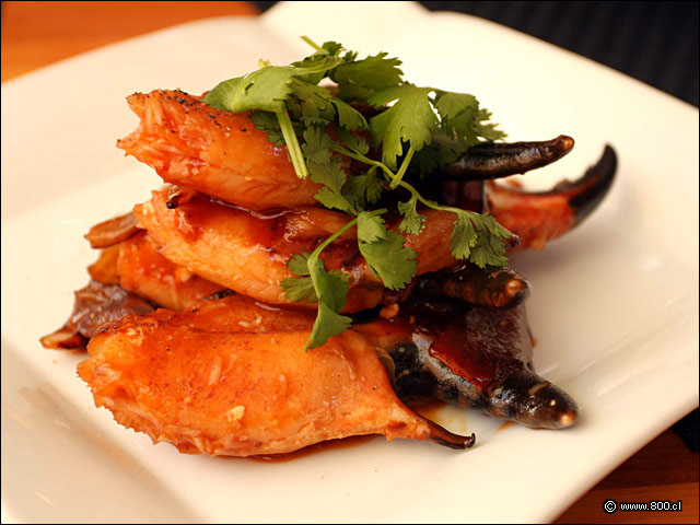 Pinzas de Jaiba aliadas con cebolla morada y cilantro