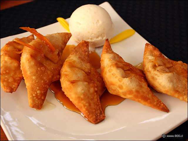 Wantn de Mango, masa frita rellena de confitura de mango con helado de coco